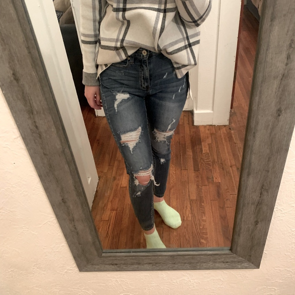 Cute distressed boutique jeans!